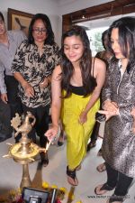 Alia Bhatt inaugurates painting exhibition titles Splassh in Bandra, Mumbai on 27th June 2013 (17).JPG
